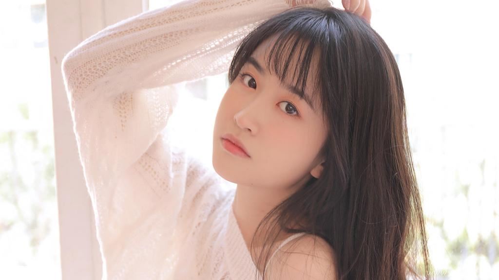 白皙美女养眼迷人图片
