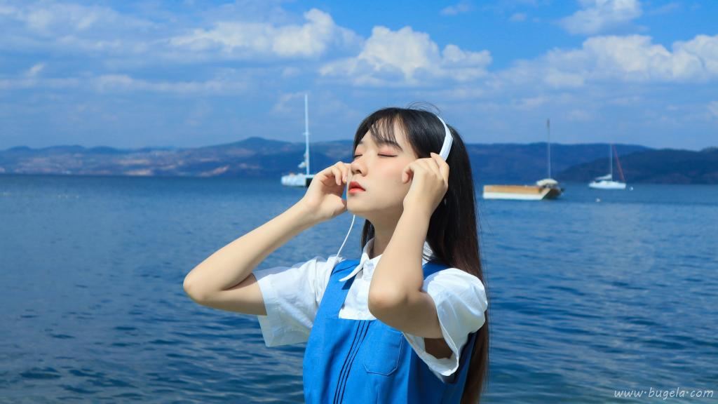 清新脱俗的海边美女图片