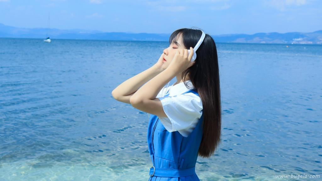 清新脱俗的海边美女图片