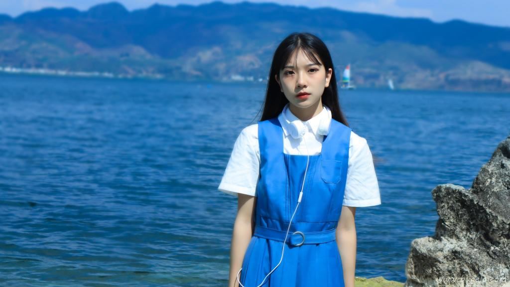 清新脱俗的海边美女图片