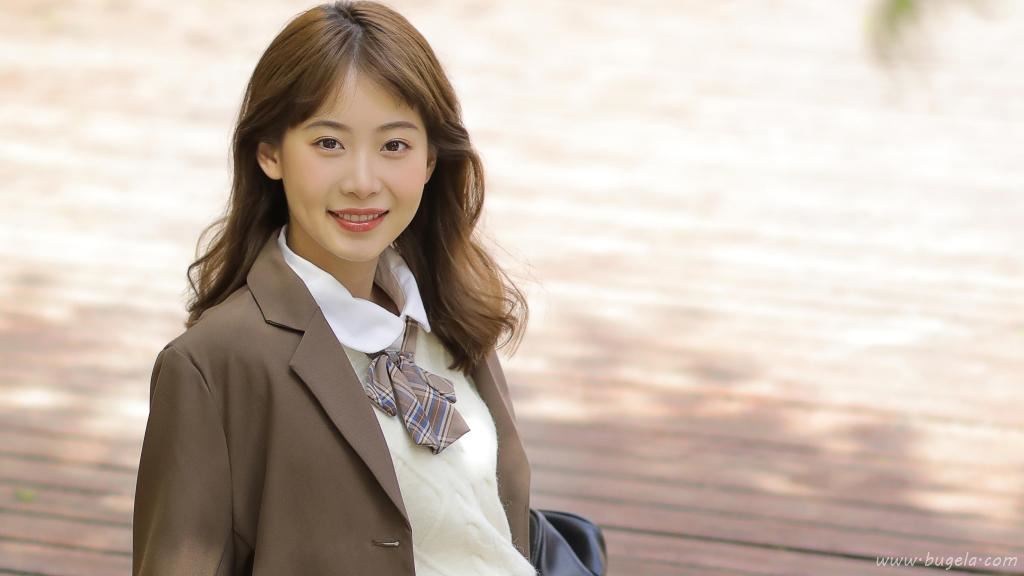 温柔甜美的美女制服图片