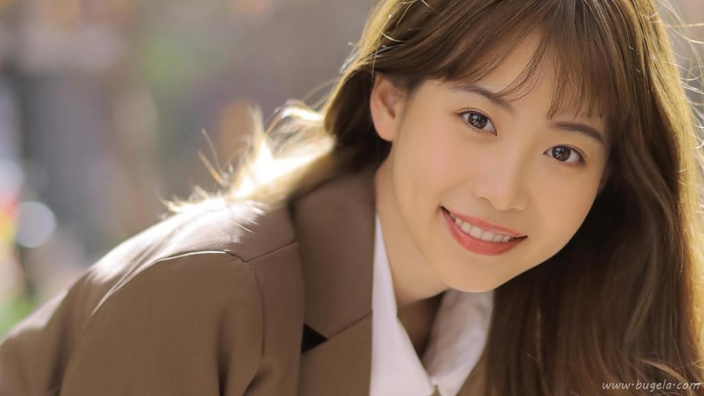 温柔甜美的美女制服图片