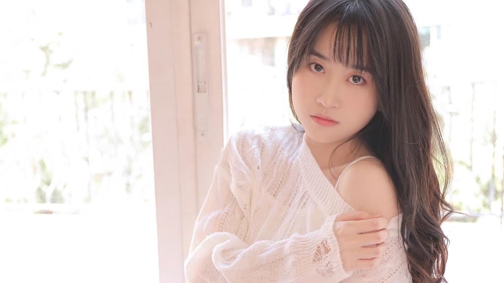白皙美女养眼迷人图片