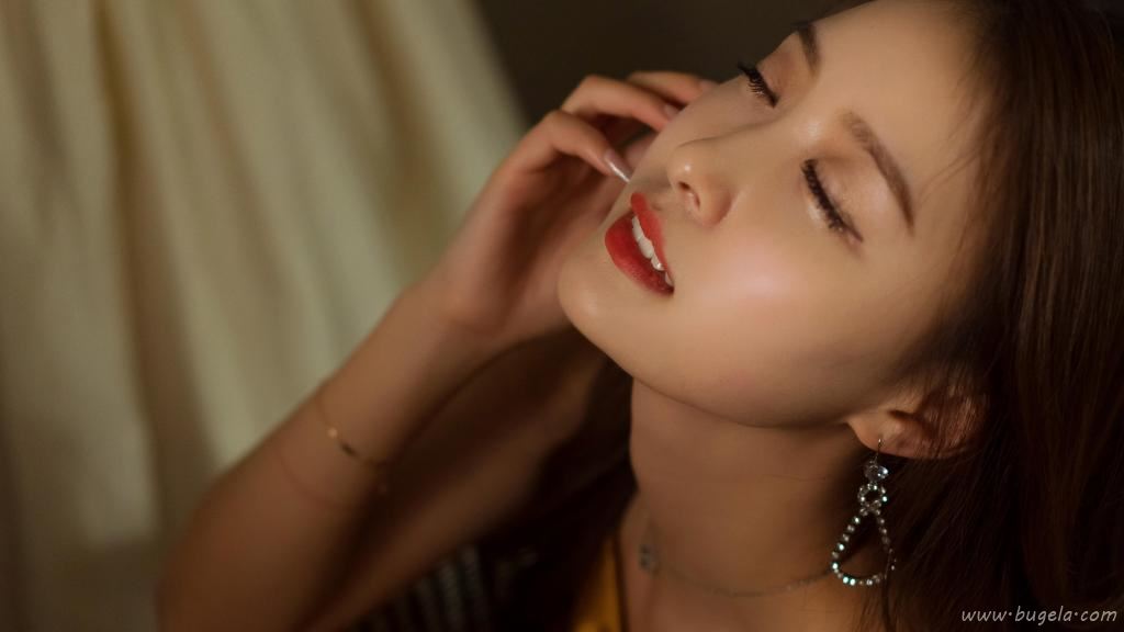 楚楚动人的长发美女图片