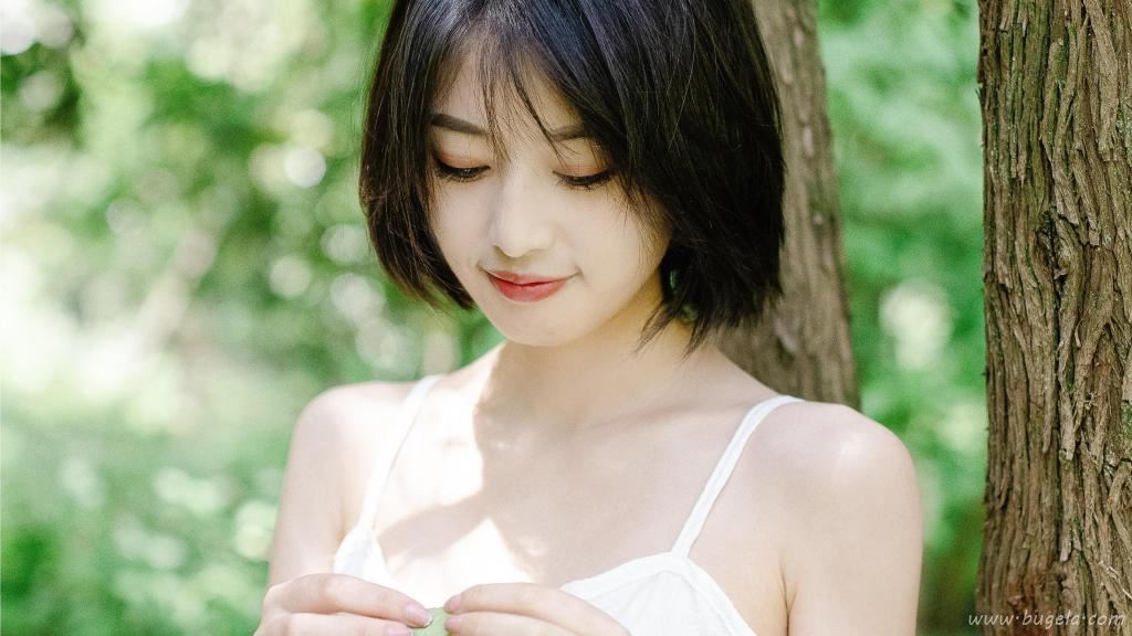 甜美清新美女户外图片