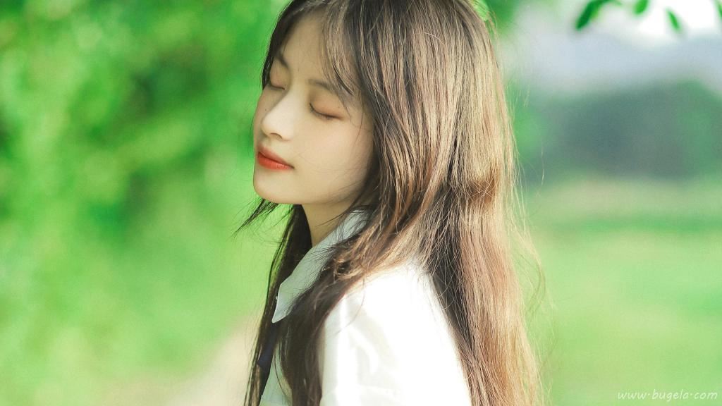 清新脱俗的校园美女户外图片