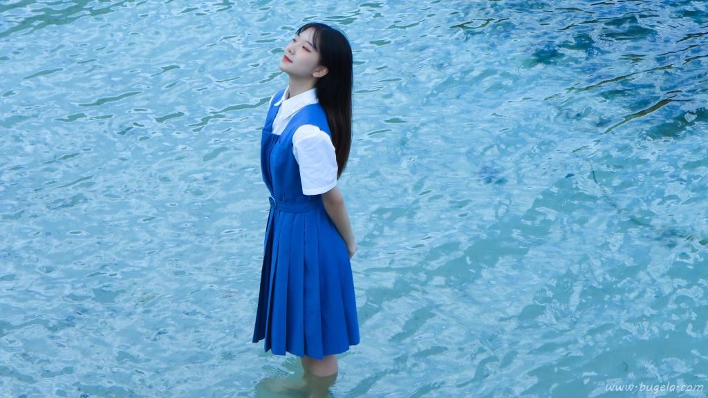 清新脱俗的海边美女图片