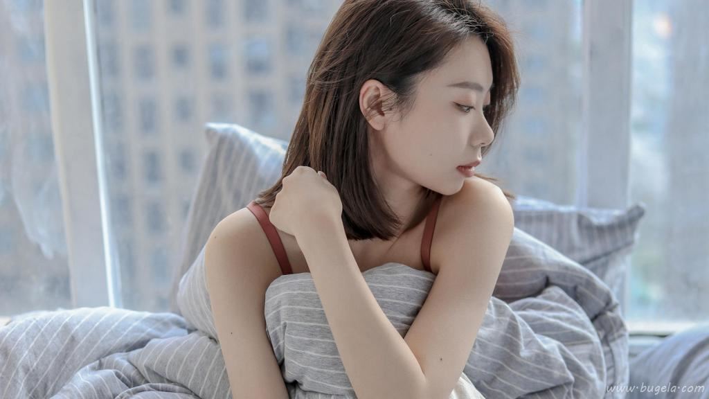 女孩慵懒迷人床上图片