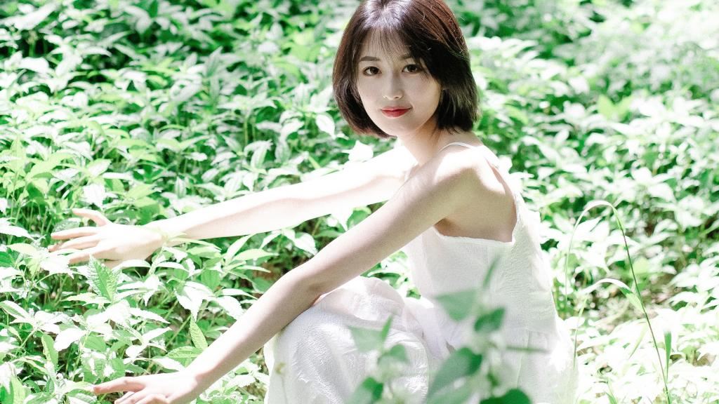 甜美清新美女户外图片