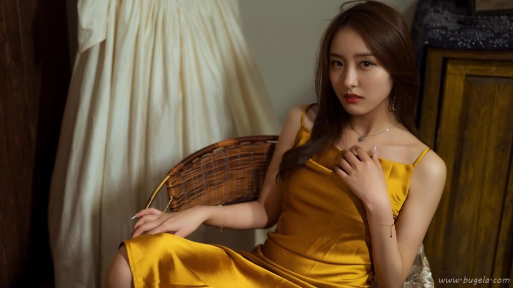 楚楚动人的长发美女图片