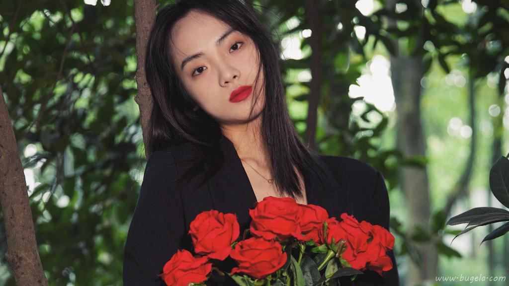 美女胸前手捧鲜花图片