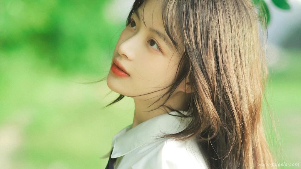 清新脱俗的校园美女户外图片