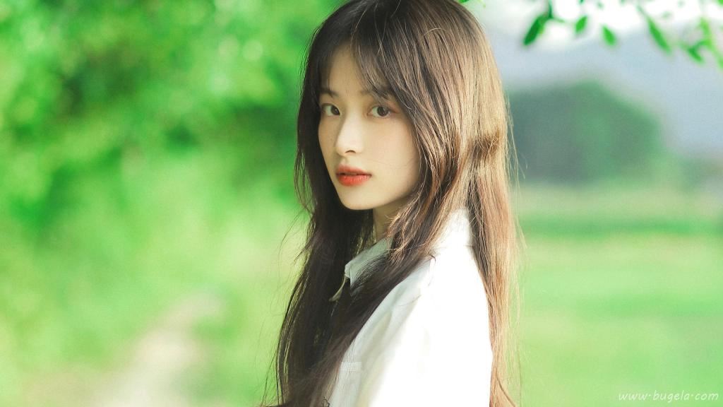 清新脱俗的校园美女户外图片