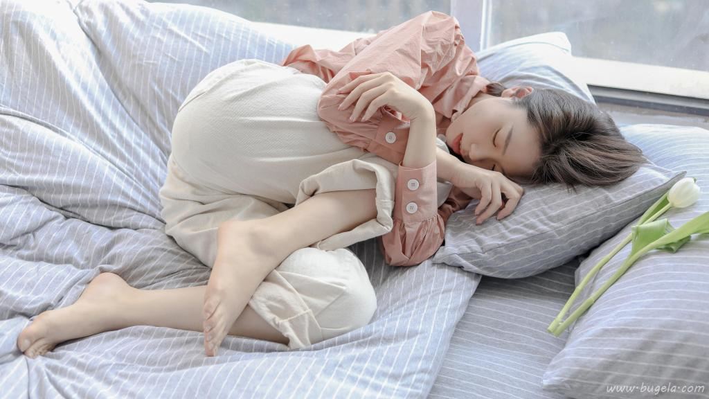 女孩慵懒迷人床上图片