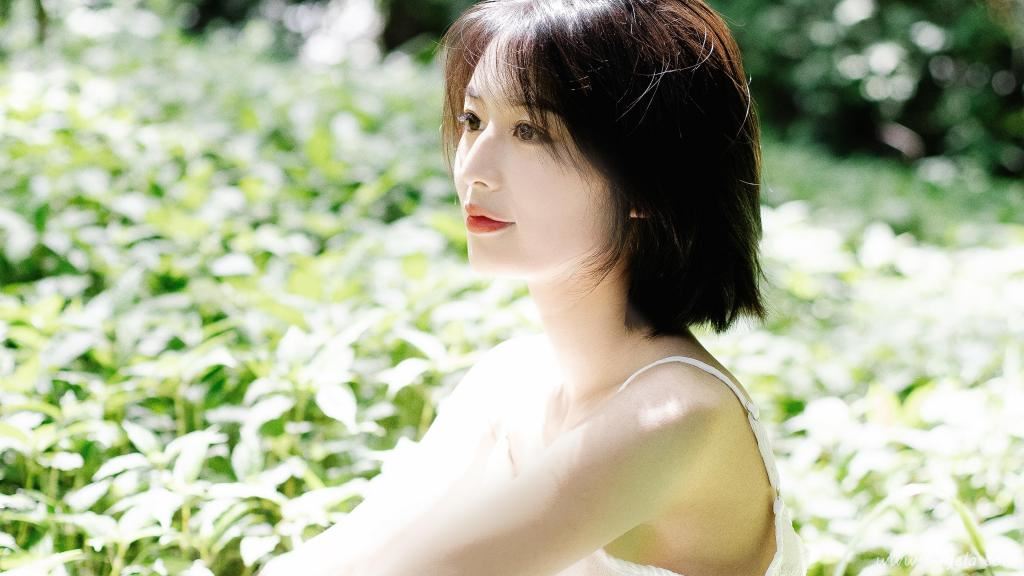 甜美清新美女户外图片