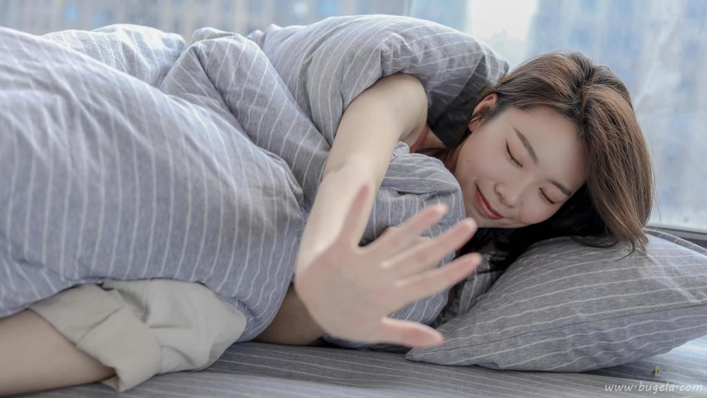 女孩慵懒迷人床上图片