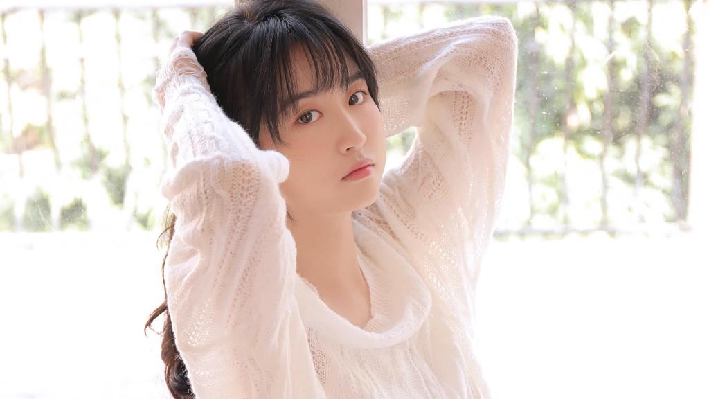白皙美女养眼迷人图片