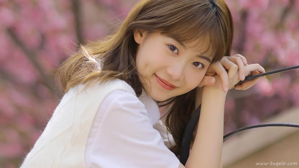 温柔甜美的美女制服图片