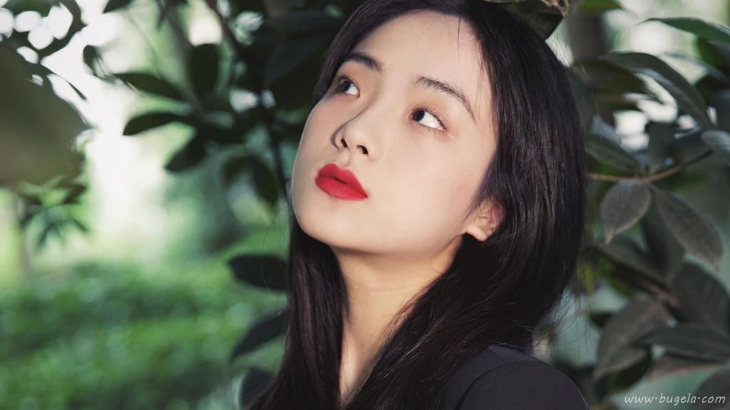 美女胸前手捧鲜花图片