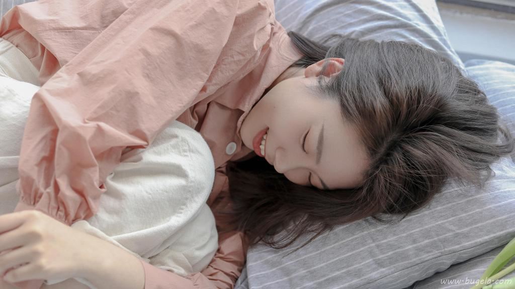 女孩慵懒迷人床上图片