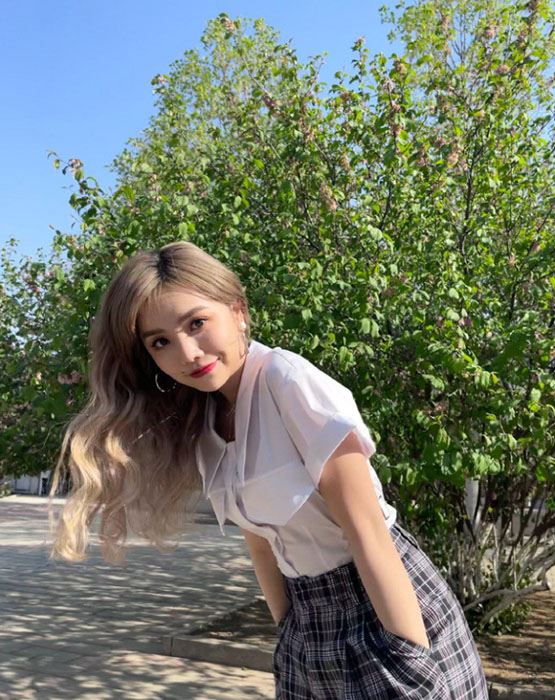 安崎白色衬衣清新俏皮写真图片