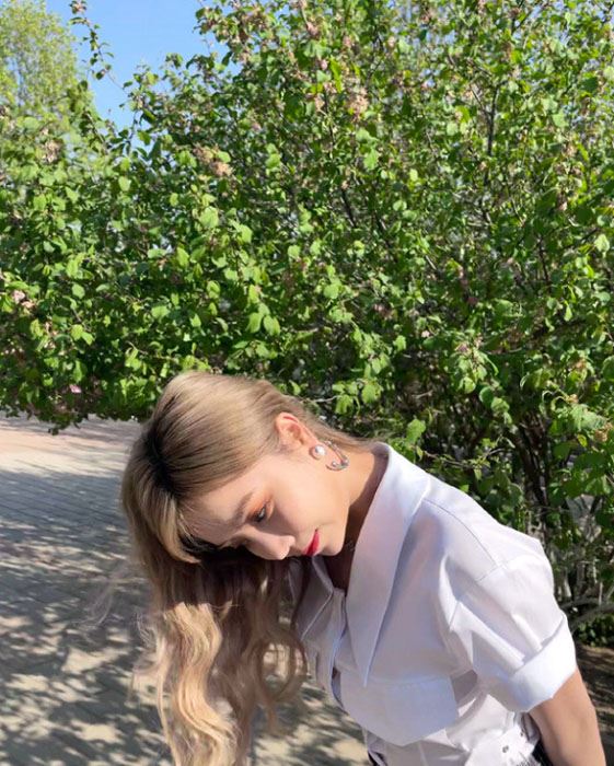 安崎白色衬衣清新俏皮写真图片