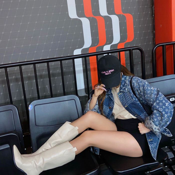 安崎热裤皮靴性感甜酷写真图片