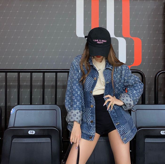 安崎热裤皮靴性感甜酷写真图片