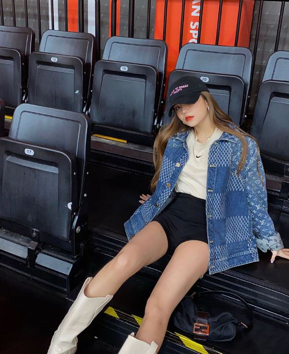 安崎热裤皮靴性感甜酷写真图片