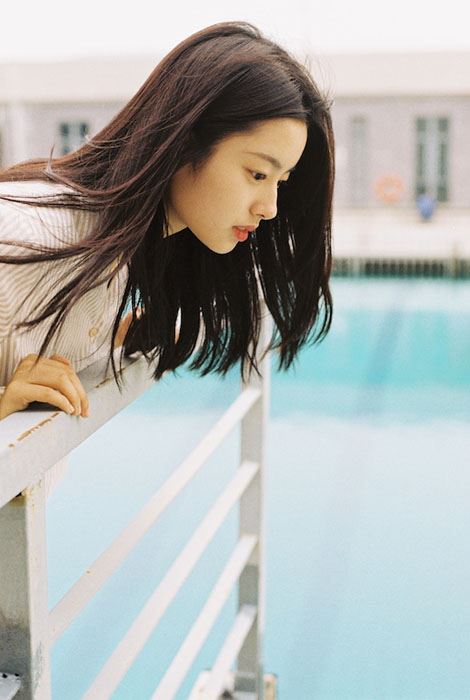 徐若晗衬衫牛仔裤清新氧气写真图片