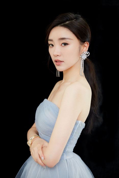 张月雾霾礼裙优雅性感写真图片