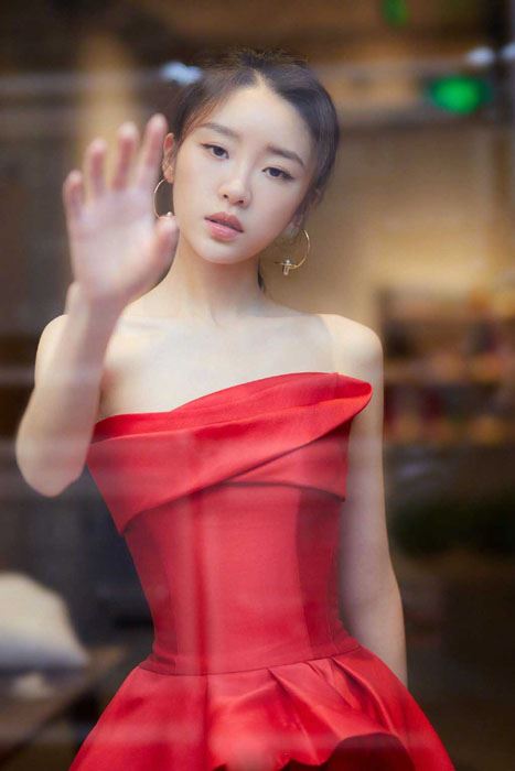 张月红玫瑰拖地礼服明艳动人写真图片