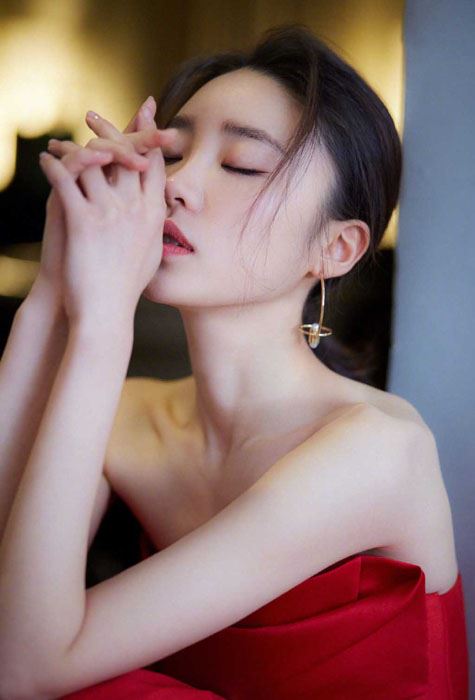 张月红玫瑰拖地礼服明艳动人写真图片