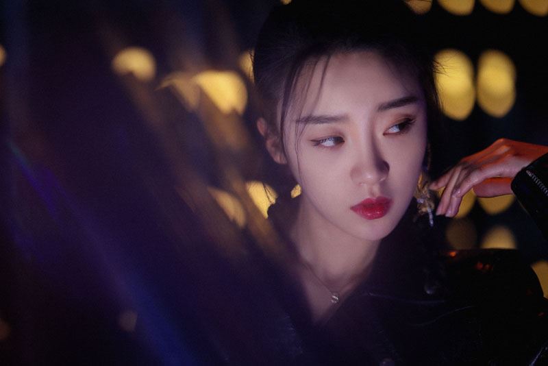 张月皮衣黑裙性感甜酷写真图片