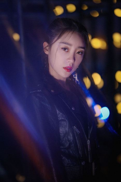 张月皮衣黑裙性感甜酷写真图片