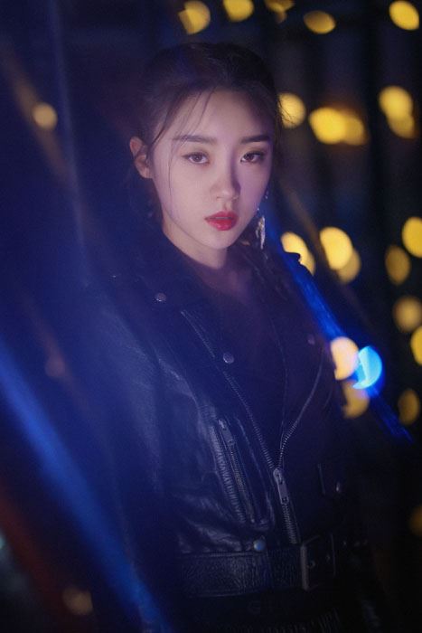 张月皮衣黑裙性感甜酷写真图片