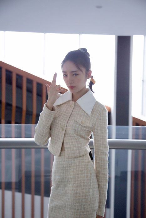 张月格纹裙优雅端庄写真图片