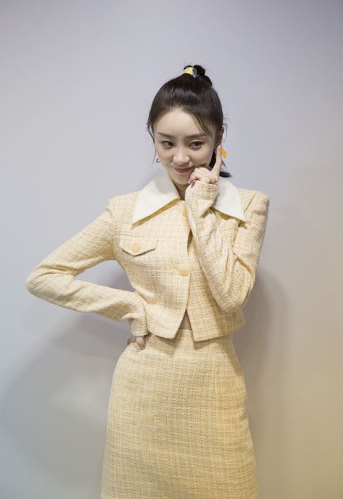 张月格纹裙优雅端庄写真图片