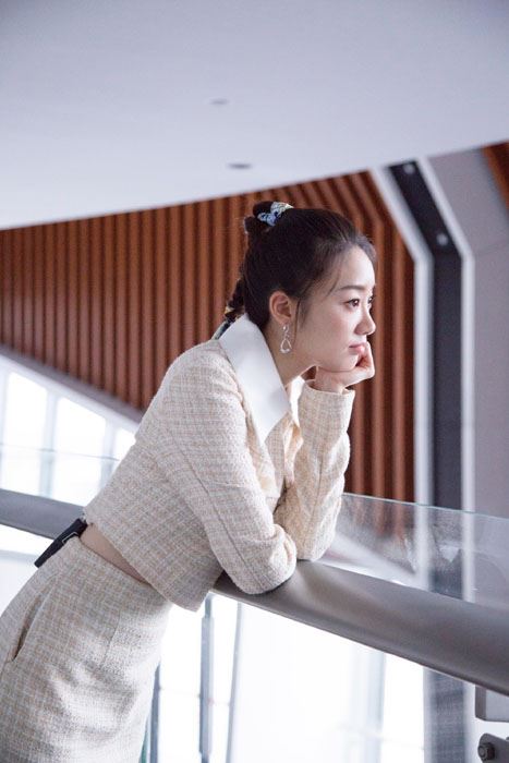 张月格纹裙优雅端庄写真图片