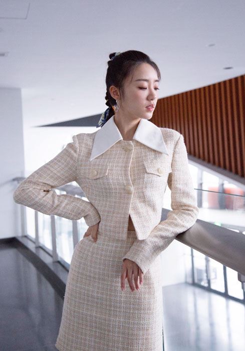 张月格纹裙优雅端庄写真图片