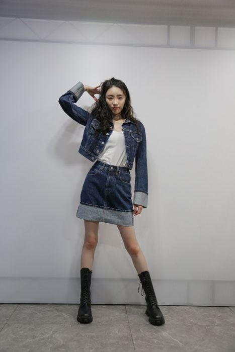 张月牛仔套装个性复古写真图片