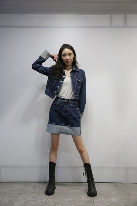 张月牛仔套装个性复古写真图片