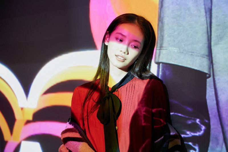 孙伊涵撞色拼接外套复古时髦写真图片