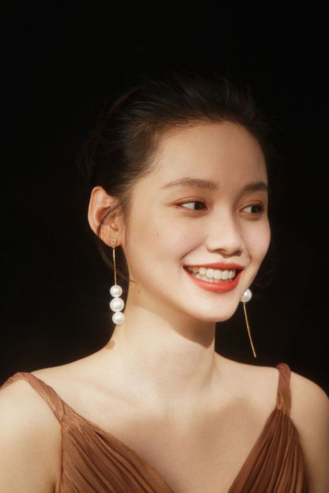 孙伊涵香槟色V领裙冷艳高级写真图片