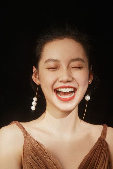 孙伊涵香槟色V领裙冷艳高级写真图片