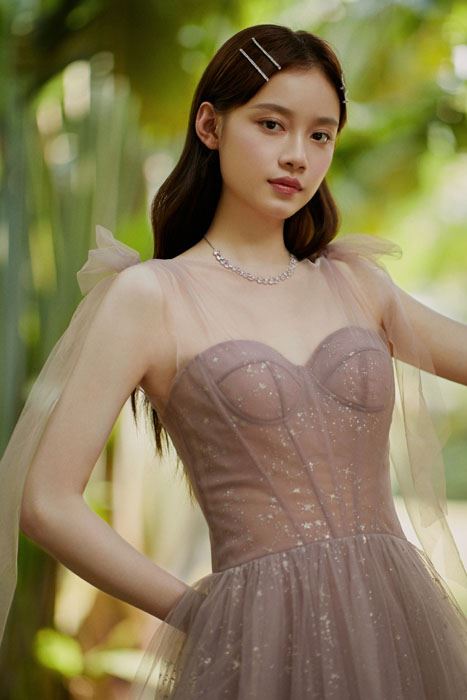 孙伊涵薄纱裙优雅甜美写真图片