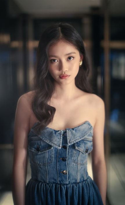 孙伊涵抹胸牛仔裙性感吸睛写真图片
