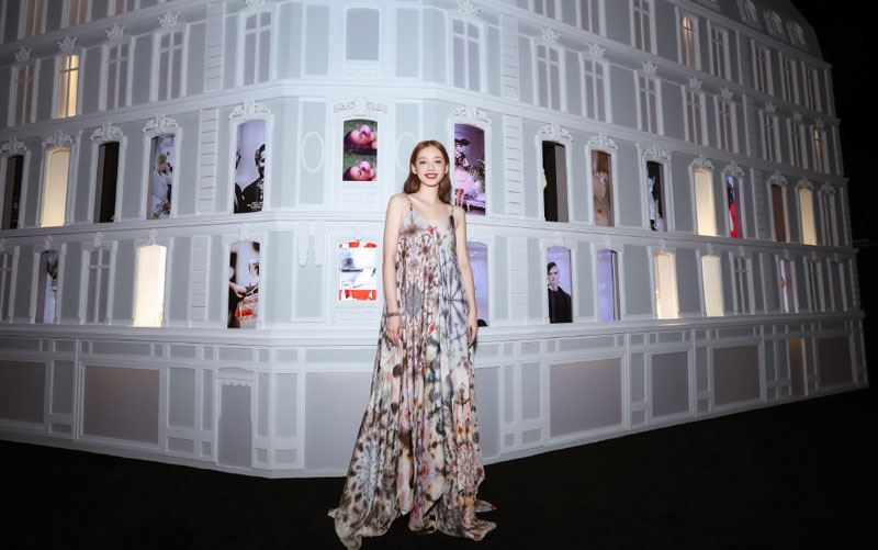 孙伊涵水墨涂鸦裙优雅性感写真图片