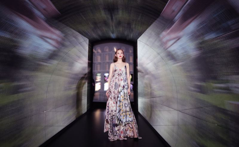 孙伊涵水墨涂鸦裙优雅性感写真图片