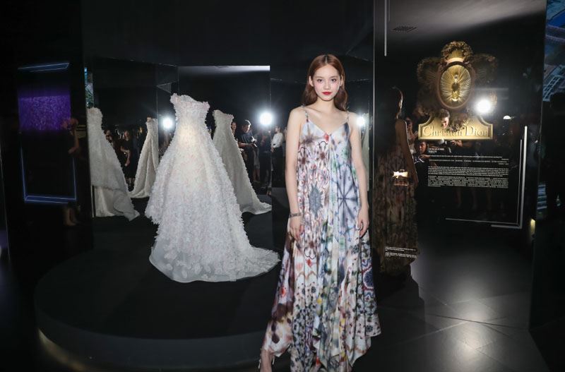 孙伊涵水墨涂鸦裙优雅性感写真图片